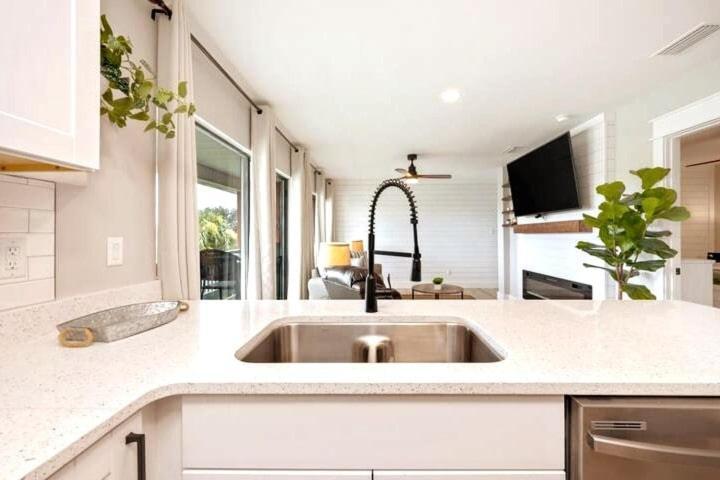 So Fire So Good 3 Comm Pools Lakeview Fireplace Destin Exterior photo